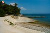 Spiaggia in cemento per abbronzarsi a Scaraba Rovigno